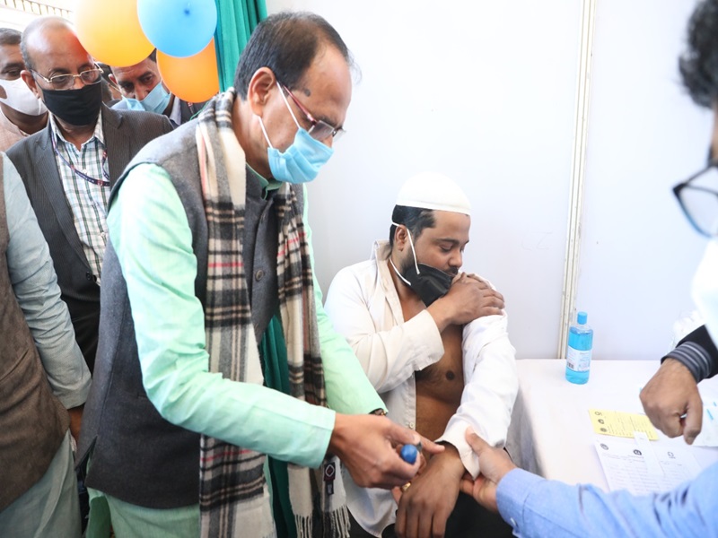 मध्‍य प्रदेश के मुख्यमंत्री शिवराज बोले : वेंटीलेटर पर जाने से अच्छा है कोरोना वैक्सीन लगवाना